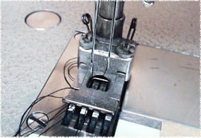 針が2本ついている特殊なミシン